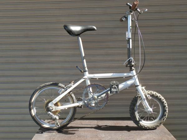 メーカー不明　ちょい変わった折り畳み　　中古