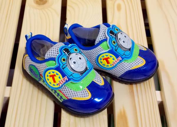 海外 きかんしゃトーマスの光るスニーカー 16cm 16cm 売買されたオークション情報 Yahooの商品情報をアーカイブ公開 オークファン Aucfan Com
