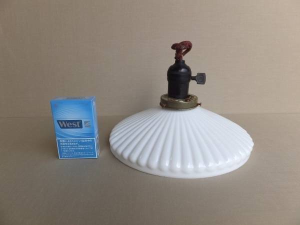 時代/古い乳白ガラスのしのぎ模様丸電笠・ソケット金具付・無傷