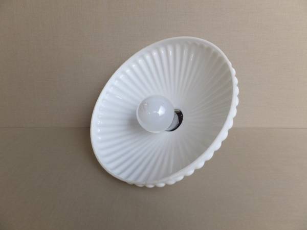 時代/古い乳白ガラスのしのぎ模様丸電笠・ソケット金具付・無傷