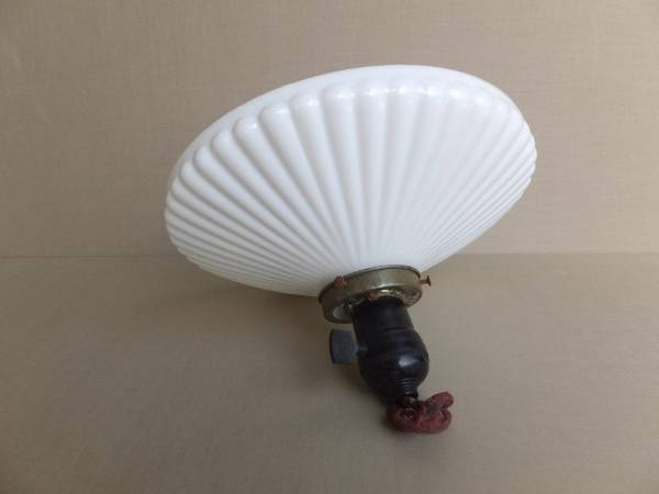 時代/古い乳白ガラスのしのぎ模様丸電笠・ソケット金具付・無傷