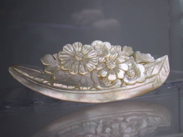 ☆アンティーク・シェル製　花積む舟の帯留め