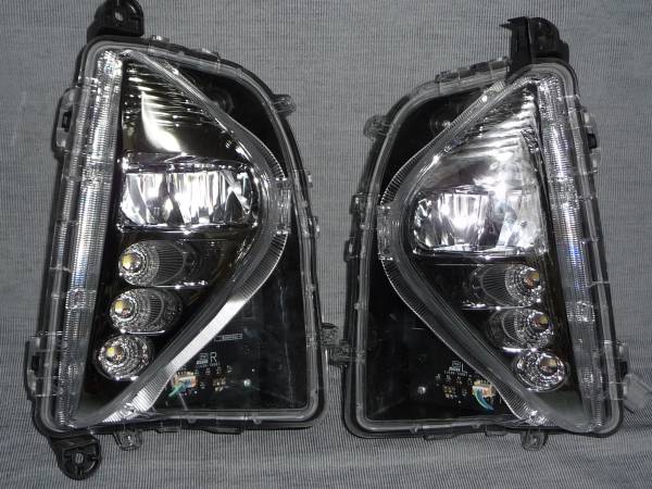 プリウス ５０ 純正 左右LEDフォグランプレンズ　47-83 ジャンク