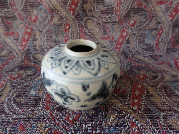 壺　（安南）　直径7.5cm×H7cm 管理番号4