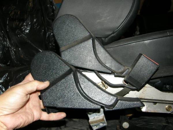 ベンツW124　運転席右ベルトキャッチ部カバー中古良品２_3