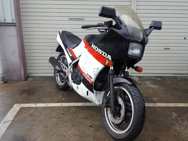 VT250Fインテグラ　MC08　旧車　ひそかに人気