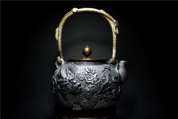 細工鉄製 祥雲・龍神紋高彫 唐銅蓋 靈芝銅取手 鉄瓶 21cm 70557