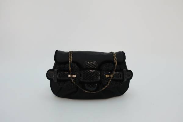 FENDI黒バッグD128-010 FENDI ショルダーバッグ BAGUETTE MINI 8BS017