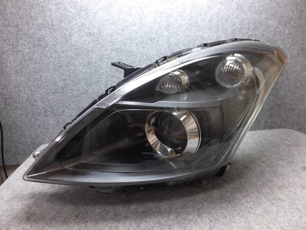 美品 スイフトスポーツ ZC32S HID左ヘッドライト H2354