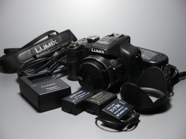 E025. Panasonic LUMIX FZ150 付属品多数!!! おまけ付き