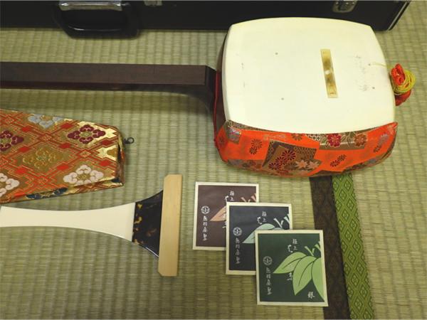 三味線 三味線 紅木中棹 鼈甲撥 象牙糸巻 鍵付ケース 他付属品 地唄