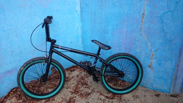 B><BR><BR>商品名：BMX ジャイロ搭載20インチモデル<BR>サイズ：約、W145×D59×H88cm<BR>カラー：マットブラック(つや消しブラック)<BR>配送費用：<BR>その他全国一律  　４５００円<BR>北海道　　　　　 ６５００円<BR>※但し、沖縄や離島などの特別地域などは別途運送会社などにお見積もりとなります。<BR>備考：<BR>※本製品は組立式の状態での出荷となりご到着後、落札者様自身で組立てなどをして頂く必要がございます。サドルやグリップなどのデザインについては若干の仕様変更がある場合がございます。<BR>※未使用品ですが倉庫会社の過剰在庫品や展示商品や長期保管商品などになり発送時の外箱が不足している場合がございますのでその場合はエアパッキンなどで簡易梱包での発送となります。<BR>※同梱不可となります。<BR><BR>【自転車防犯登録のお願い】<BR>自転車購入時や友人等から譲り受けた場合は法律(自転車法第12条第3項)で防犯登録を行う事が義務付けられています。最寄りの自転車販売店で必ず手続きをお願いします。<BR><BR><CENTER><img loading=