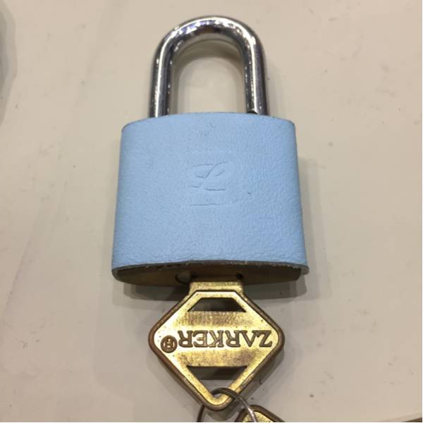 Lavuelta Zarker 南京錠付き 自転車のカギなどに カラー 水色 おしゃれ 定形外 5円 鍵 ロック 売買されたオークション情報 Yahooの商品情報をアーカイブ公開 オークファン Aucfan Com