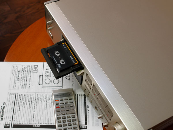 ☆美品！【D-07】取説／専用リモコン付☆パイオニアDATデッキ☆ 家電