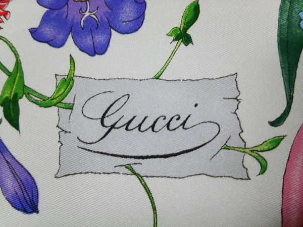 グッチ スカーフ 美品 アイボリー×レッド×グリーン 花柄/蝶