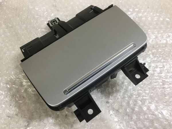 アウディ　TT　8JBWA　S-line　純正　灰皿