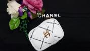 シャネル CHANEL ポーチ。タバコ入れ，デジカメ入れアイコス！ ホワイト×ゴールド 春！！夏！ ノベルティ