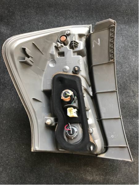 ZVW41 ZVW40 プリウスα 前期 右テール ライト 中古