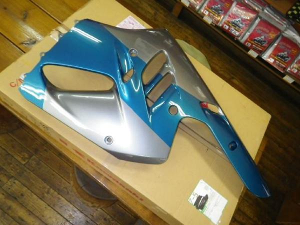 157749 ZX－9R（94～97年） 純正 アンダーカウル（右側） 未