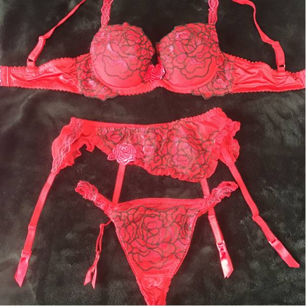 himikoD70ブラ&TバックＭサイズ&ガーターＭ赤三点セット