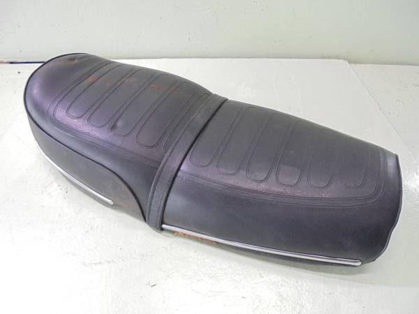 スズキ GT380 シート SUZUKIロゴ (検 GT550 GT750(純正品)｜売買された