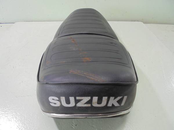 スズキ GT380 シート SUZUKIロゴ (検 GT550 GT750(純正品)｜売買された