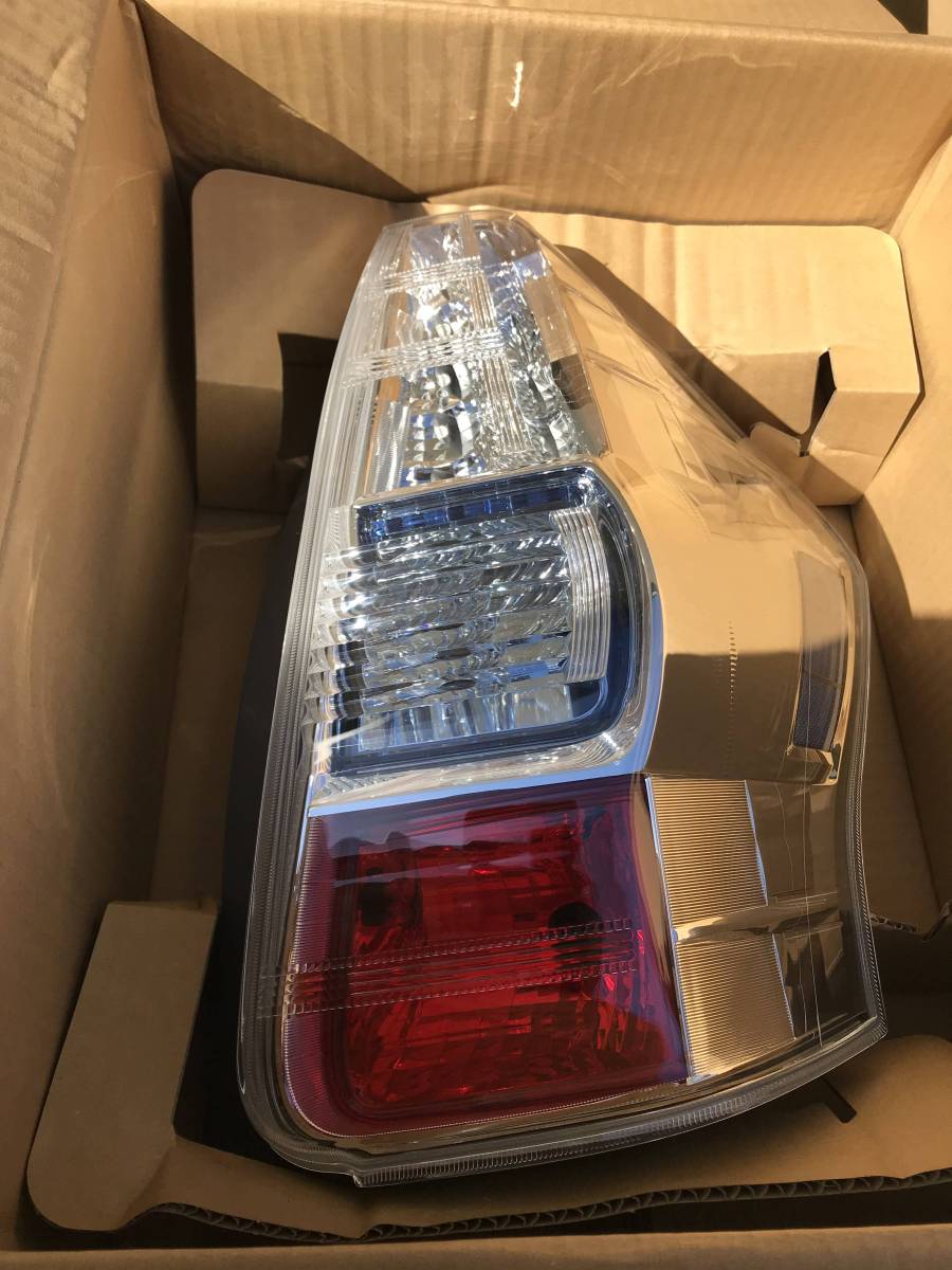 プリウスα ZVW41W 右テールランプ トヨタ 純正 81551-47140 スタンレー