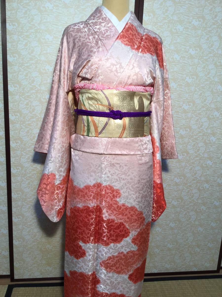  丈 裄 身幅も たっぷりの 昭和レトロ 上質な訪問着 地全体に 細銀糸の 鶴が 織り込まれた 銀通し ピンクの 濃淡 三色ぼかし(アンティーク着物)｜売買されたオークション情報、yahooの商品情 アンティーク着物