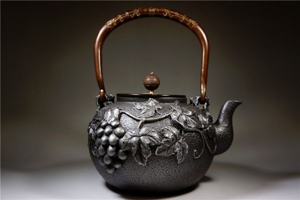 細工鉄製 葡萄紋高彫 唐銅蓋 彫花銅取手 龍文堂造