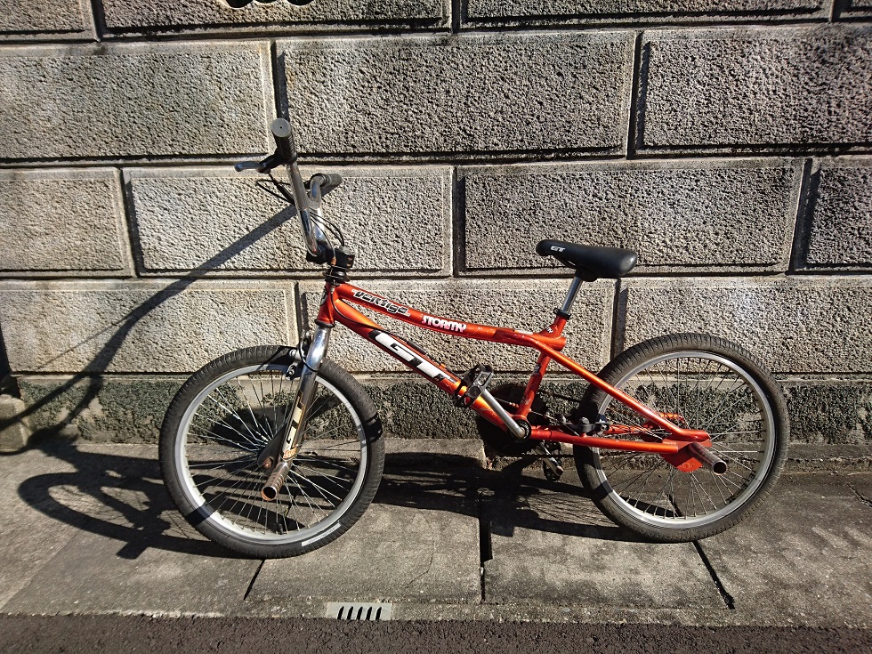 B><BR><BR>商品名：BMX ジャイロ搭載20インチモデル<BR>サイズ：約、W145×D59×H88cm<BR>カラー：マットブラック(つや消しブラック)<BR>配送費用：<BR>その他全国一律  　４５００円<BR>北海道　　　　　 ６５００円<BR>※但し、沖縄や離島などの特別地域などは別途運送会社などにお見積もりとなります。<BR>備考：<BR>※本製品は組立式の状態での出荷となりご到着後、落札者様自身で組立てなどをして頂く必要がございます。サドルやグリップなどのデザインについては若干の仕様変更がある場合がございます。<BR>※未使用品ですが倉庫会社の過剰在庫品や展示商品や長期保管商品などになり発送時の外箱が不足している場合がございますのでその場合はエアパッキンなどで簡易梱包での発送となります。<BR>※同梱不可となります。<BR><BR>【自転車防犯登録のお願い】<BR>自転車購入時や友人等から譲り受けた場合は法律(自転車法第12条第3項)で防犯登録を行う事が義務付けられています。最寄りの自転車販売店で必ず手続きをお願いします。<BR><BR><CENTER><img loading=