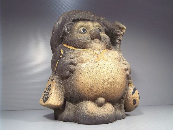 たぬき - ☆信楽焼 質感がちょっと変わった たぬき(狸)の置物 高さ32cm