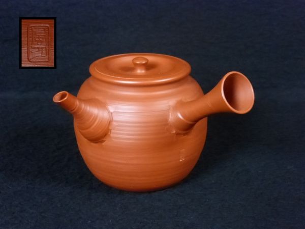 茶道具 常滑焼朱泥横手急須/湯冷し/煎茶碗(5客) 煎茶揃い在銘細工彫『漢詩文』 常滑焼 茶道具 常滑焼朱泥横手急須⁄湯冷し⁄煎茶碗(