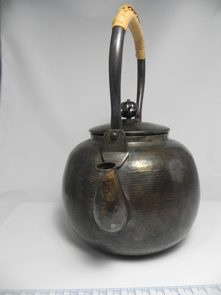 龍文堂造 山水紋 鉄瓶(K-XA822) 龍文堂造 鉄瓶 美術品・アンティーク