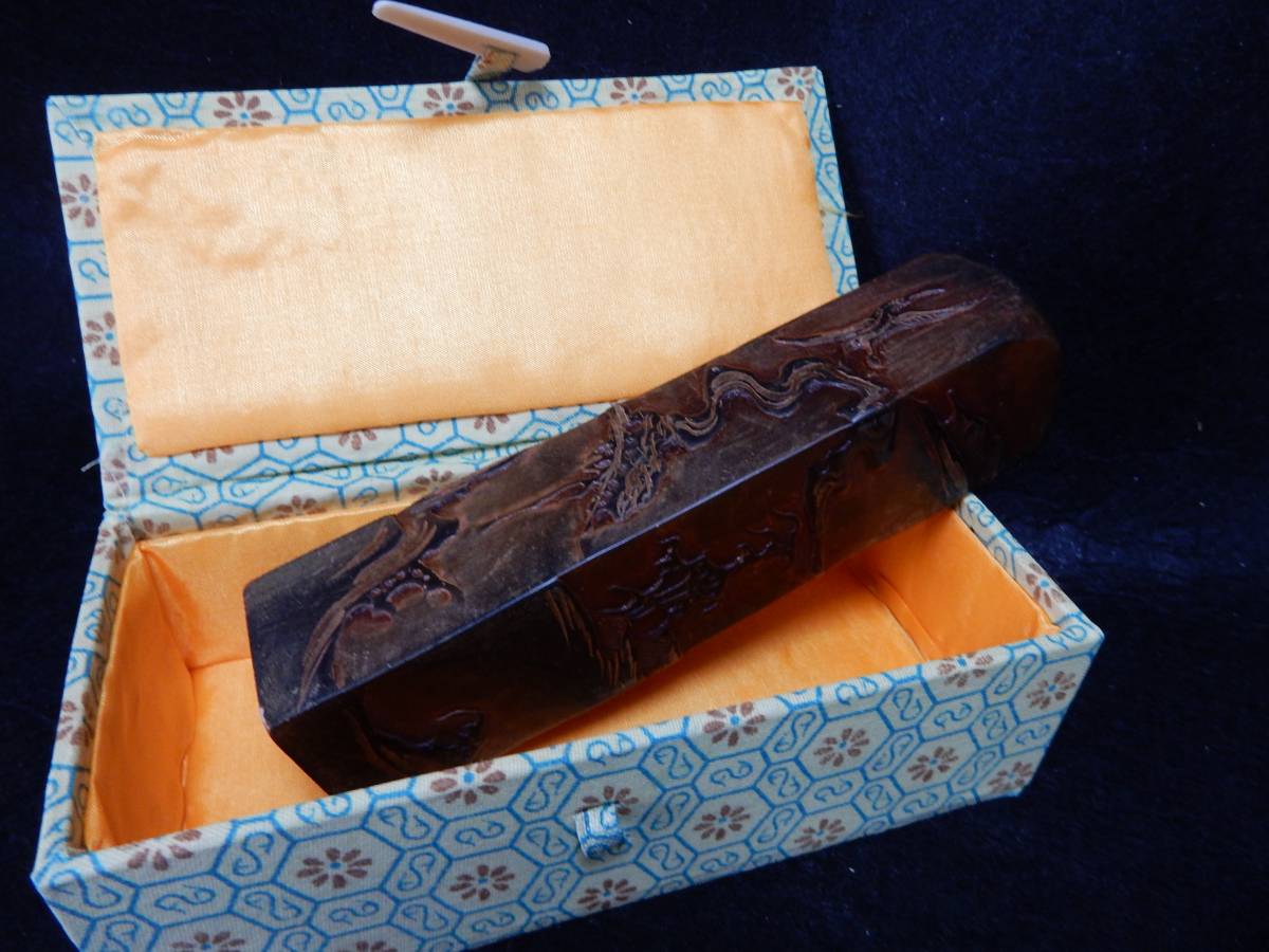 古印材「寿山石獅子鈕一対」⁄落款「董大年」⁄木箱入 寿山石彫刻山水