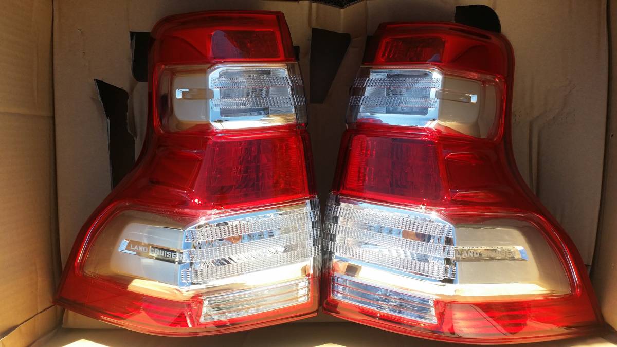 新車外し】トヨタ ランドクルーザープラド 中期 テールライト 左右