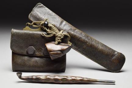 革製大振煙草入（鉄製銀象嵌六角前金具）/革製煙管筒・