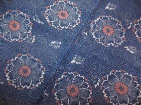 古布はぎれ　藍染/型染め朱入り桜唐草木綿　リメイク素材　35ｘ77㎝-2枚　35ｘ75㎝　35ｘ47㎝ 型染め 古布 木綿 け2 明治 時代布