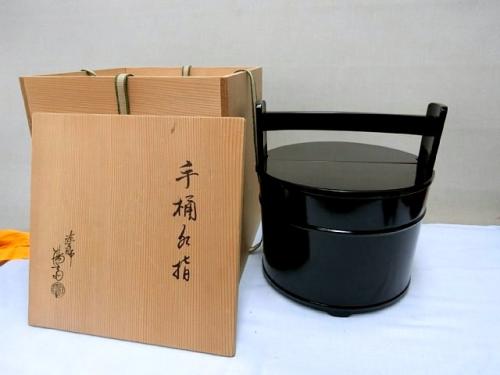 Ｍ７４８　水指　『塗師　岡本陽斎作』『朱塗』『手桶水指』　共箱　茶道具 掘り出し品 ご家庭にどうぞ【手桶水指 塗師 「岡本陽斉」共箱 真塗り