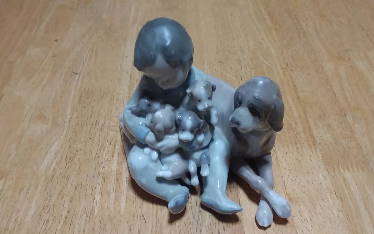 LLADRO リヤドロ 陶器 置物 オブジェ 犬と戯れる男の子 【公式通販】