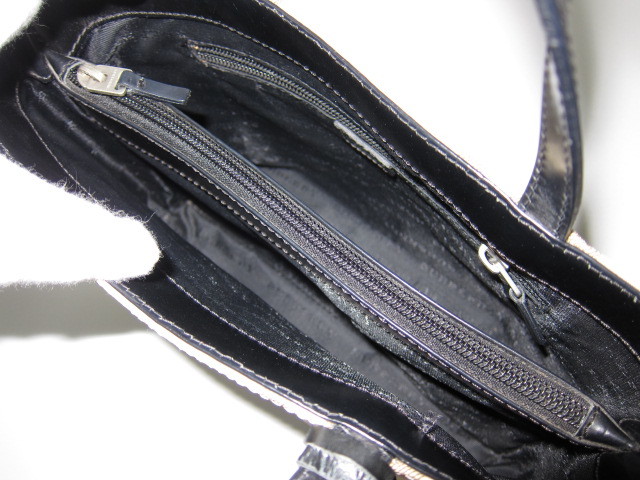 美品 BURBERRY バーバリー ノバチェック柄 ロゴチャーム付 ナイロン