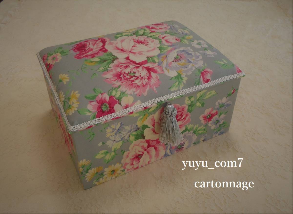 ★カルトナージュ布箱 薔薇柄グレーLサイズボックス ピンクストライプ タッセルつき