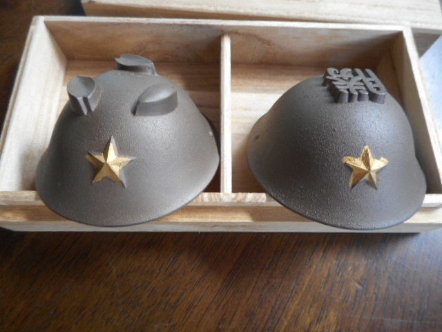 満蒙　皇軍兜杯　2客セット　桐箱入り　軍杯　ヘルメット　金属製 満州 皇軍兜盃 桐箱金杯2個入り 鉄兜桐箱のサイズ14 3×7.5×3.7