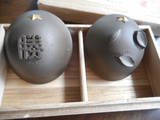 満蒙　皇軍兜杯　2客セット　桐箱入り　軍杯　ヘルメット　金属製 満州 皇軍兜盃 桐箱金杯2個入り 鉄兜桐箱のサイズ14 3×7.5×3.7