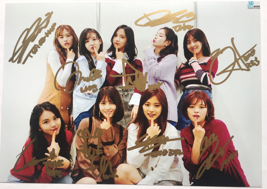 100%新品，新作 TWICE 全員直筆サイン入り 2Lサイズ写真②(サイン)｜売買されたオークション情報、yahooの商品情報をアーカイブ公開 - オークファン サイン