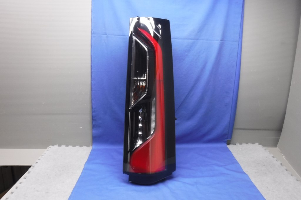 ステップワゴン スパーダ RP3/RP4 右テールランプ W1890 (X4924