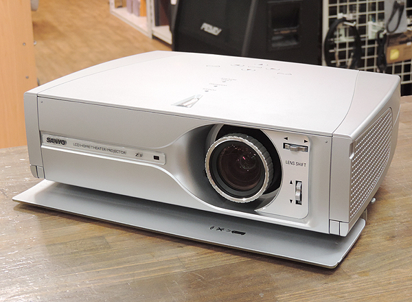 サンヨーZ4 シルバー プロジェクター本体 サンヨーZ4 シルバー プロジェクター本体 SANYOサンヨーLP-Z4液晶