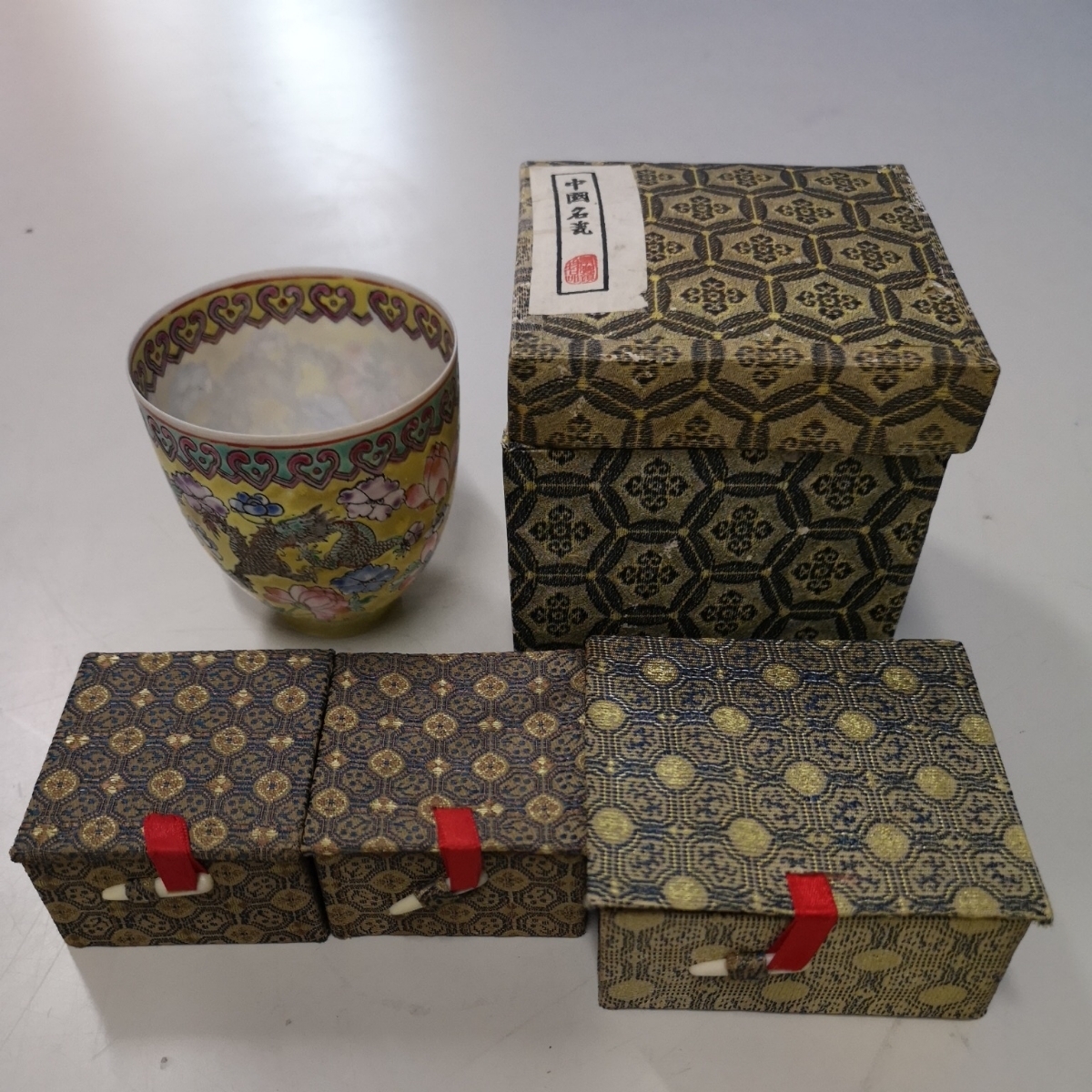 中国名瓷　うすい陶器　湯呑み　乾隆年製　茶杯　龍花柄　お猪口×2　靴　