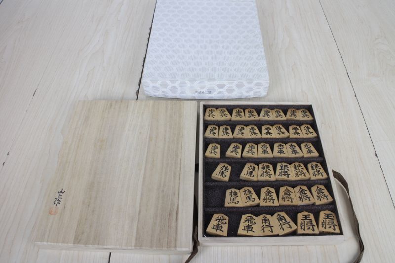 将棋駒 山上作 平駒箱入り 黄楊 水無瀬 ☆中古 彫駒 銘駒 木