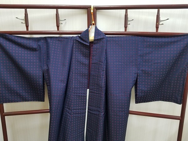 新品 糸付き 未使用品 高級小紋 紺×赤 水玉模様 ドット 新デザイン 女性 和服 着物 正絹 織匠絹屋 身丈 156cm 参考価格20万 (G1977）