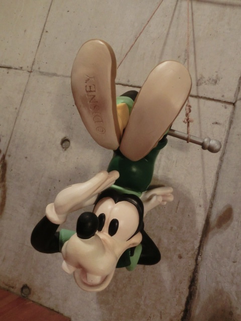 ディズニー DISNEY グーフィー フィギュア 特大 空中ブランコ